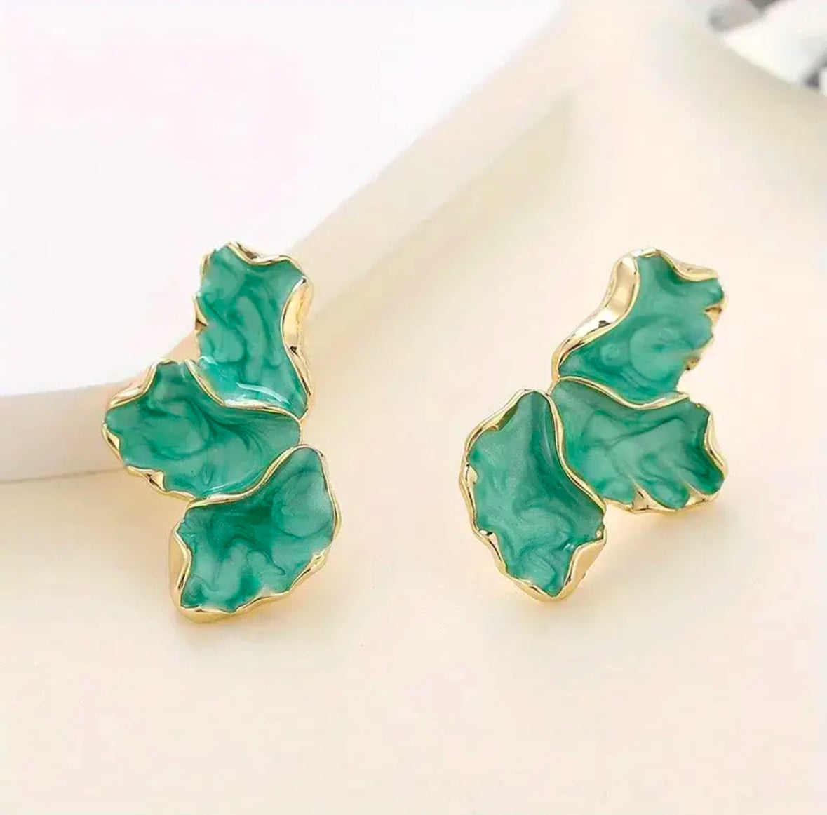 Petal shaped stud earrings (Green)